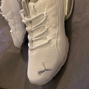 Puma NIB Women’s Sneaker White w/Silver & Gray Accents Size 7 New In Box